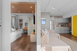 1 habitación, escritorio, tabla de planchar con plancha y cuna de viaje 