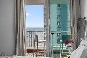 1 chambre, bureau, fer et planche à repasser, lit parapluie