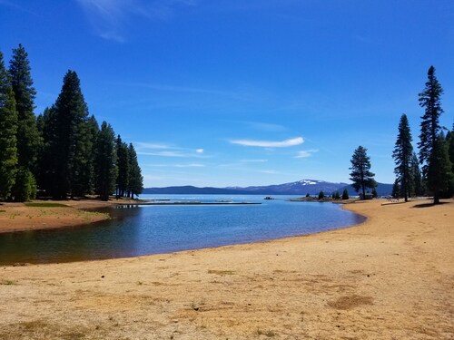 Lake Almanor Vacation Home. Spacious 4 Bdrm, Gameroom and Country Club Amenities