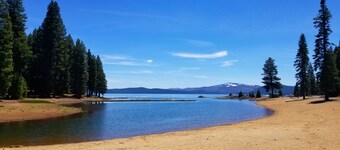 Lake Almanor Vacation Home. Spacious 4 Bdrm, Gameroom and Country Club Amenities