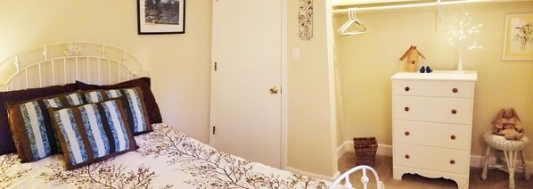 A bedroom with a bed, a dresser, a chair, and a hanging light fixture. - Thanksgiving Destination Family Rental Lake Almanor CC Gameroom, 4Bdrm Sleeps 10 (Lake Almanor Country Club)