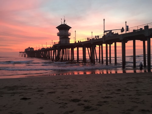 Walk to Beach, Pets ok, A/C, Pool, gym, spa, Patio, Pkg, Wifi, 24hr guarded gate