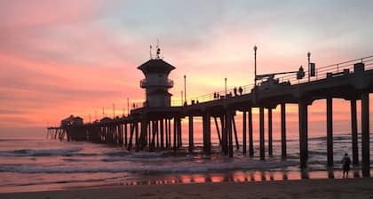 Walk to Beach, Pets ok, A/C, Pool, gym, spa, Patio, Pkg, Wifi, 24hr guarded gate