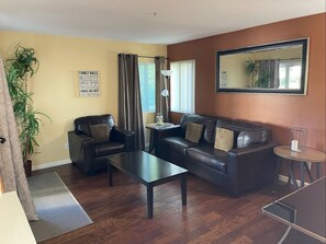 TV connectée, cheminée, lecteur de DVD, table de tennis de table