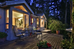 Terrace/patio - Charming Waterfront Cottage-NO CLEANING FEE-Water, Mountain & Sunset View (Freeland)