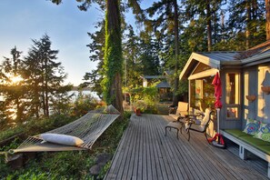 Terrace/patio - Charming Waterfront Cottage-NO CLEANING FEE-Water, Mountain & Sunset View (Freeland)