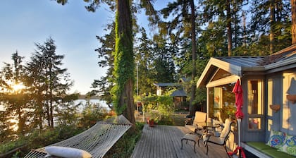 Charmant Cottage Waterfront * Holmes Harbor & Sunset Views avec plage privée