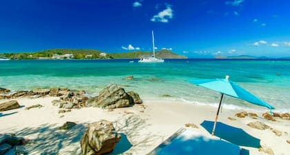 Renovated Amazing Waterfront Escape: Balcony, Paradise At A Great Price!