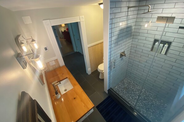 Bathtub, hair dryer, towels, shampoo