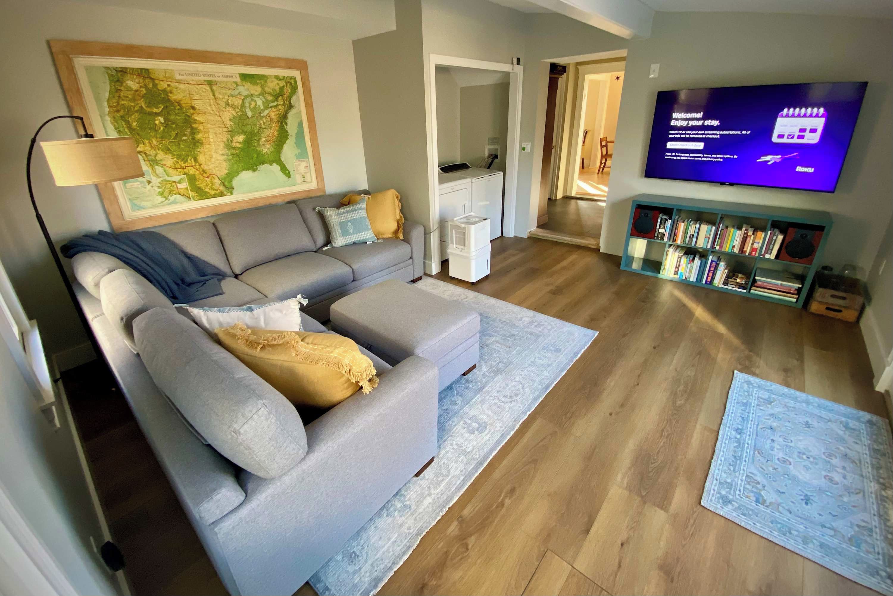 Smart TV, books, stereo, offices