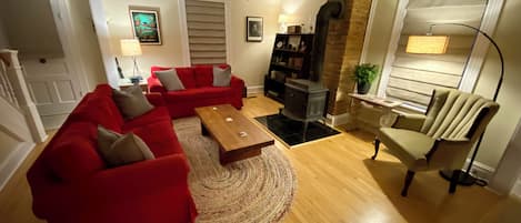 Smart TV, libros y estéreo