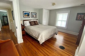 4 bedrooms, desk, iron/ironing board, free WiFi