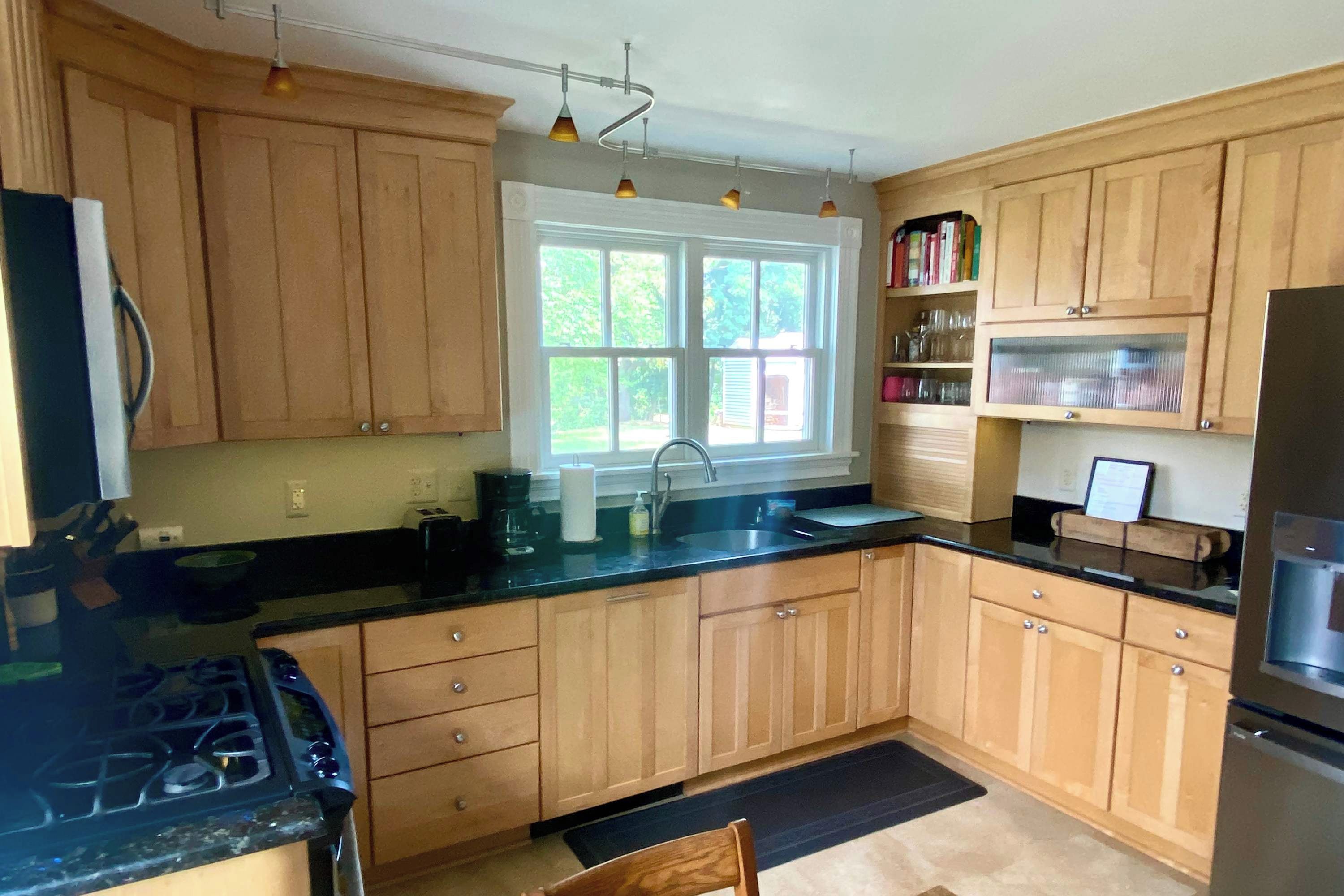 Coffee/tea maker, fridge, microwave, oven