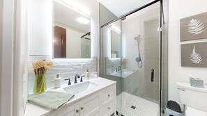 Ducha, secador de pelo, toallas, jabón