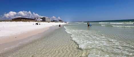 In Strandnähe, Liegestühle, Strandtücher