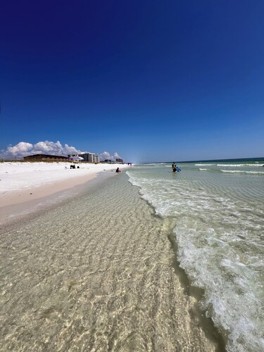 Spacious Gulf Facing Luxury Estate-Pool, Spa, Game Room & Rooftop Deck, sleep 21