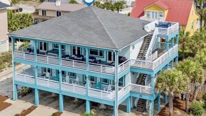 Un immeuble de deux étages doté d’un balcon et d’un escalier menant à l’étage supérieur.