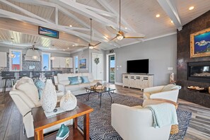 Älytelevisio, takka, videopelikonsoli, DVD-soitin