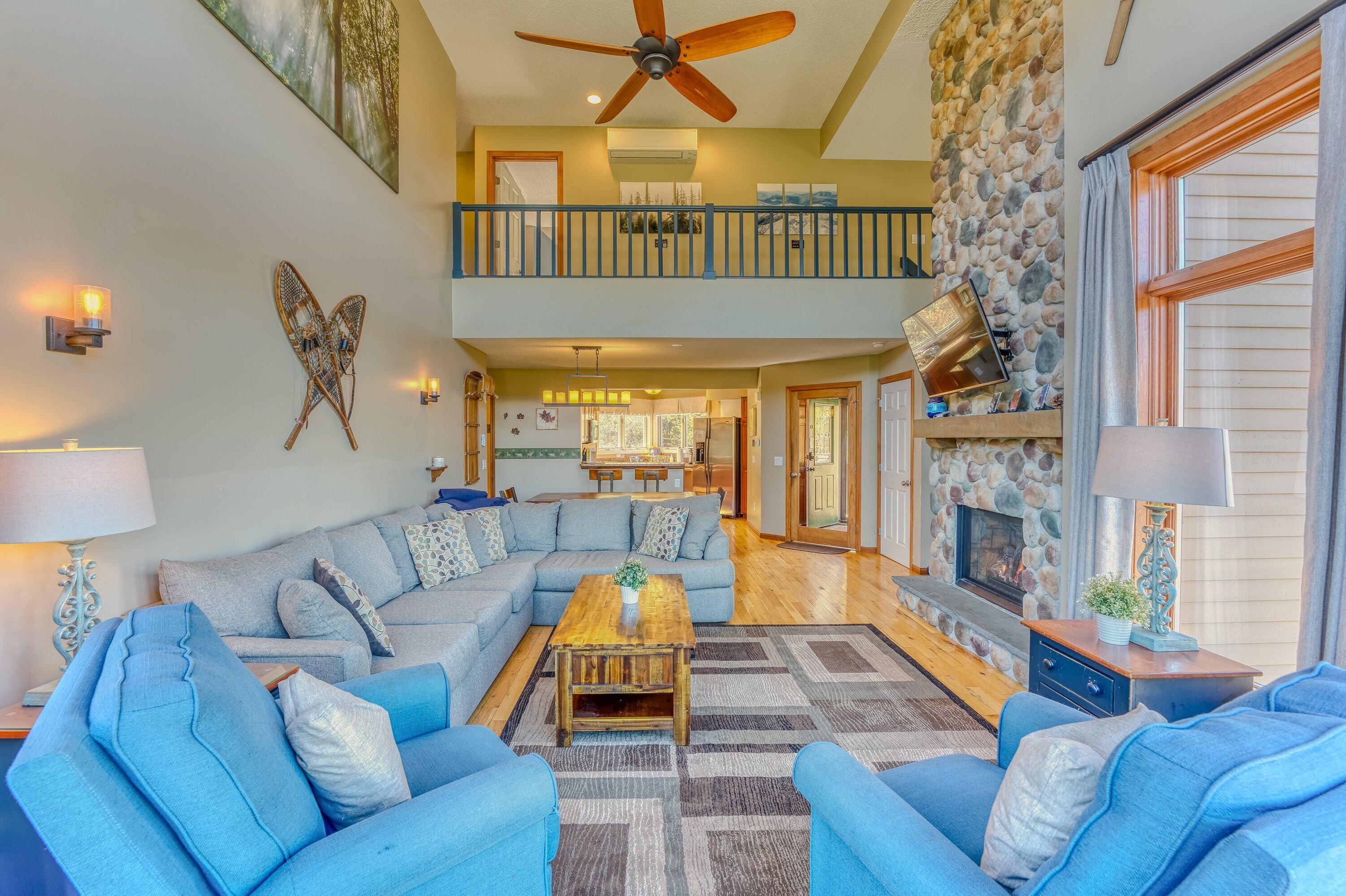 Televisión, chimenea, Netflix y Hulu 