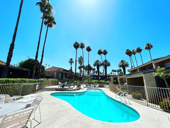 A swimming pool with lounge chairs and palm trees. - Zen Pool Villa - Original Art & Vintage Design - Pool & Jacuzzi - Ironwood (Palm Desert)
