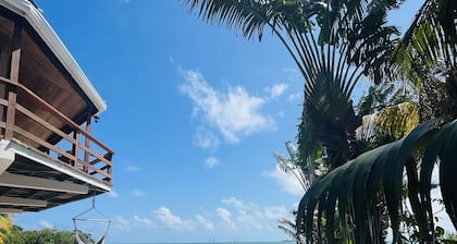 OCEANSIDE 1ST FLOOR APT, OFF-GRID WITH INFINITY EDGE POOL, DOCK, A/C & SMART TV