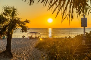 Beach nearby, sun-loungers, beach towels - Manasota Key Dream Beach House (Englewood)