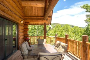Outdoor dining - Custom Log Cabin w/ MTN Views, 10 min. to fishing! (Basalt)