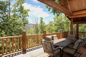 Outdoor dining - Custom Log Cabin w/ MTN Views, 10 min. to fishing! (Basalt)