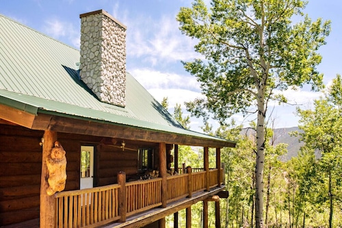Custom Log Cabin w/ MTN Views, 10 min. to fishing!