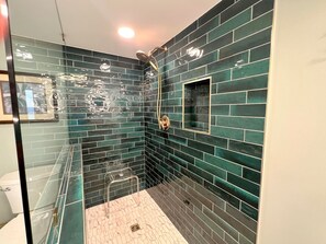 Ensemble douche/baignoire, sĂšche-cheveux, serviettes fournies, savon