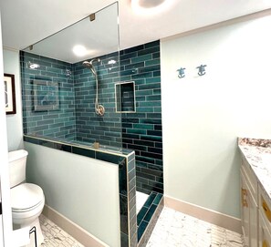 Combined shower/bathtub, hair dryer, towels, soap - Beautiful Beach Front Condo with Pool! (Panama City Beach)