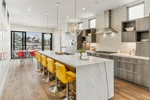 Fridge, microwave, oven, stovetop - Live the Penthouse Dream – Luxe, Views & Vibes in Iconic North Beach (San Francisco)