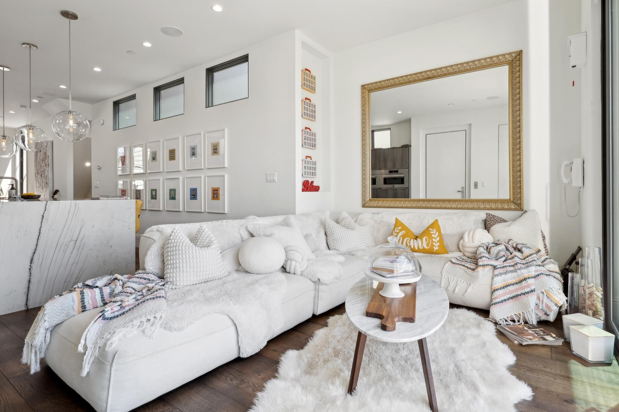 Smart TV, libros, biblioteca musical y videoteca 