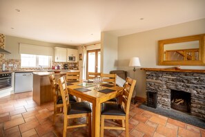 Dining - Dingle Peninsula: Beautiful house 'An Máimín' Ballyferriter, Dingle (Ballyferriter)