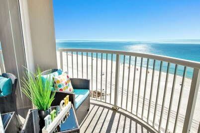NEWLY RENOVATED/DIRECT FRONT/2 BEDROOM CONDO/INDOOR-OUTDOOR POOL/NEAR ATTRACTION