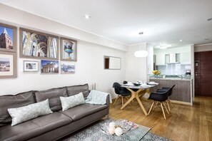 Dining - Luxury 2BDR in Miraflores - UP1, A/C, Soundproof windows, Pool, BBQ (Lima)