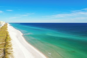 En la playa, camastros y toallas de playa 