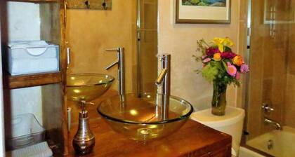 Superb Santa Fe HQ - Prime Location - Decked Digs