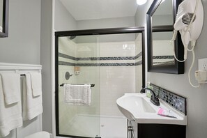 Een douche, een haardroger, handdoeken