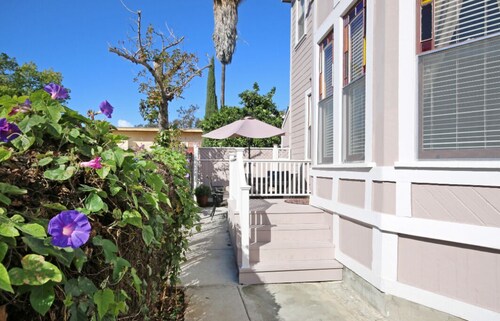 Beautiful Victorian Unit with Private Patio, BBQ Close to DT, Convention Center