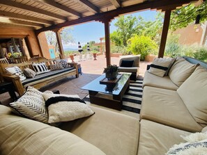 TV connectée, cheminée, lecteur de DVD, livres