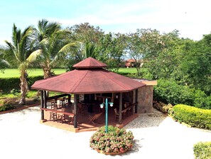 Outdoor dining - Elegant Luxury Golf Villa 12 mins from beach w/ pool, jacuzzi (NOT heated) & BBQ (Juan Dolio)