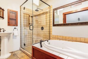 Badewanne, Haartrockner, Handtücher
