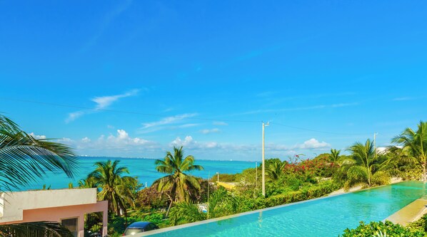 Outdoor pool - Three floors with a roof top terrace to enjoy sunrise & sunset (Isla Mujeres)