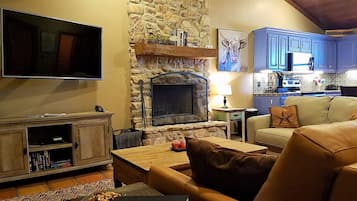 Smart TV, chimenea y libros