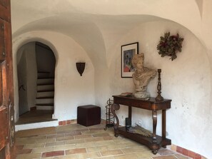 Unclassified image, 2 of 22, button