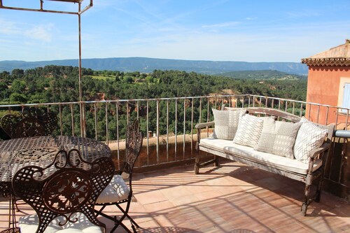 Beautiful 250 year old Village House in centre of Roussillon with stunning views