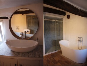 Shower, hair dryer, towels - Beautiful 250 year old Village House in centre of Roussillon with stunning views (Roussillon)
