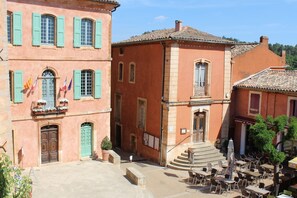 Exterior - Beautiful 250 year old Village House in centre of Roussillon with stunning views (Roussillon)