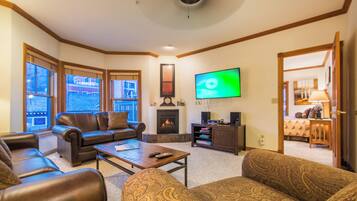 Een smart-tv, een open haard, een dvd-speler en boeken